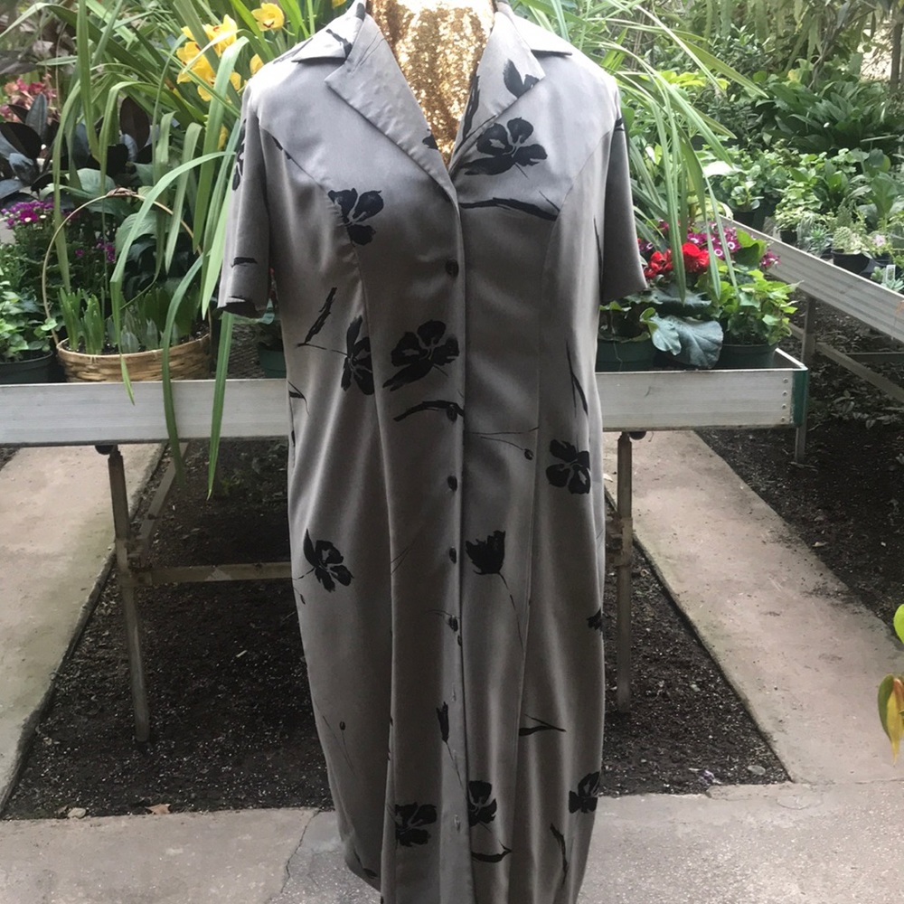 De Frantoria grey button down dress in size 16.